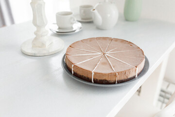 Obraz na płótnie Canvas Sweet tasty cheesecake on table