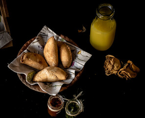 Empanadas, Deditos, chocolate y leche, comida frita