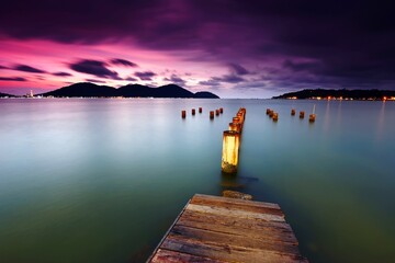 Obraz premium Beautiful sunset over the wooden jetty in marina island, pangkor