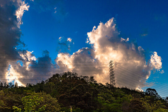 鉄塔と積乱雲、宝塚山手台で - Powered by Adobe