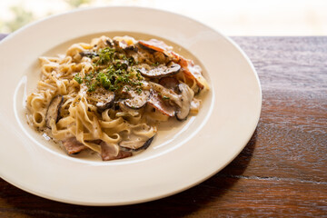 Spaghetti with mushroom cream and bacon