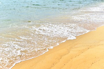 Fototapeta na wymiar Waves splash on the beach