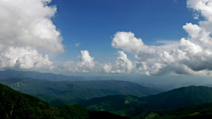 Fototapeta premium Beautiful white clouds in blue sky over the range