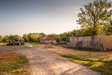 Fototapeta na wymiar wiejskie zabudowania murowane w Polsce