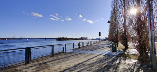 Fototapeta na wymiar coast of Montreal in the end of port with river, island and trees
