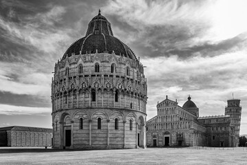 Fototapeta premium Black and white view of the famous Piazza dei Miracoli square and the leaning tower, in the historic center of Pisa, Italy, completely deserted due to the Covid-19 coronavirus pandemic