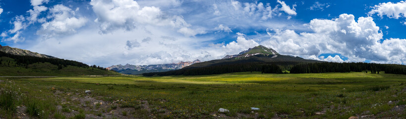 Fototapeta na wymiar panorama of colorado mountains and green meadow
