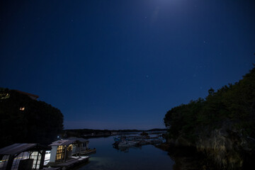海岸の釣り場の夜景