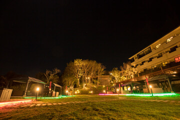 Fototapeta na wymiar 夜のライトアップのリゾートホテルの風景