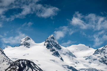 Fototapeta na wymiar Schnee und Eis bedeckte Gipfel im Val Roseg