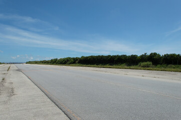 両側が緑の広々とした直線のアスファルト道路