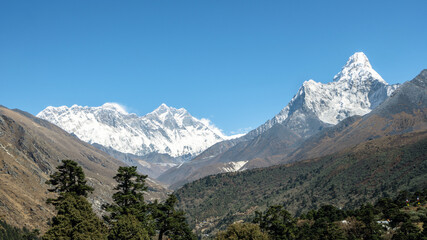 Uitzicht op de Mount Everest, Lhotse en Ama Dablam-toppen met een heldere blauwe lucht