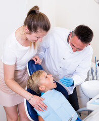 Obraz premium Mother with son are visiting dentist