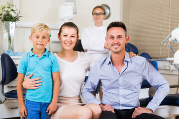 Obraz premium Young family of three is visiting dentist