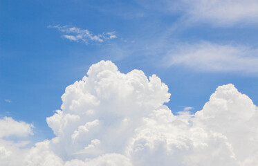 Obraz na płótnie Canvas Blue sky and bright white clouds