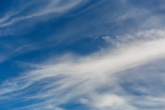 Cielo azul con nubes cirros.