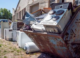 Alte Elektrogeräte auf einem Wertstoffhof