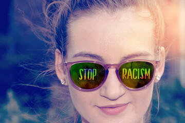 Eine junge Frau mit Sonnenbrille und Slogan Stop Rassismus