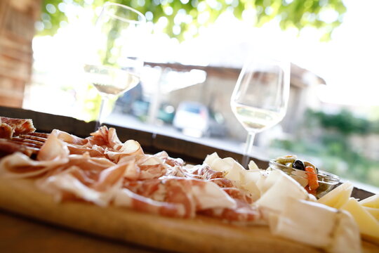 tagliere con affettato e vino