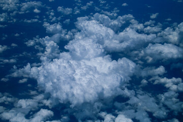 Cumulonimbus visto desde arriba. Fotografiado desde un avión sobre el mar Mediterráneo al sur de la Riviera francesa.