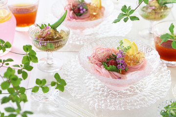 ガラス皿に個別に盛り付けた爽やか梅そうめんお出しジュレがけ　夏野菜の炊き合わせ
