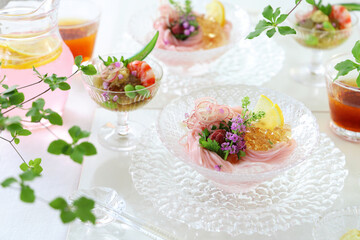 ガラス皿に個別に盛り付けた爽やか梅そうめんお出しジュレがけ　夏野菜の炊き合わせ