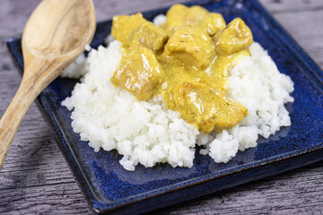 poulet cuisiné au curry et lait de coco