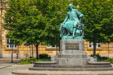 Obraz premium Otto von Guericke Denkmal in Magdeburg, Deutschland 