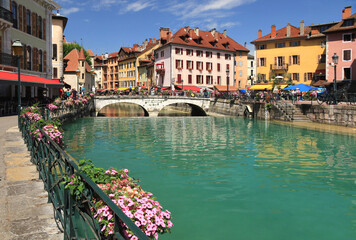Fototapeta na wymiar La rivière Thiou coulant dans le centre historique d'Annecy.