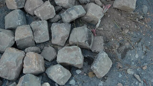 Steine auf Lehmboden 01