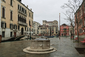 Fototapeta na wymiar Picturesque cityscape in the rain in Venice.
