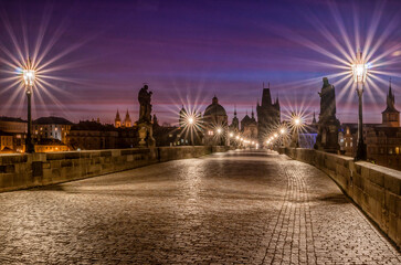 Obraz premium Famous Charles Bridge in Prague at sunrise. Scenic travel background.