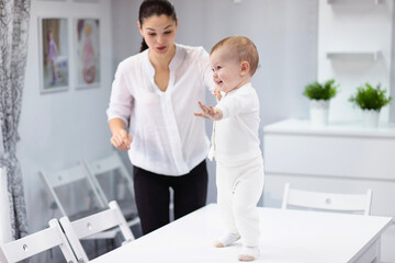 baby is learning to take the first steps