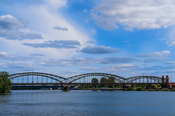 Blick auf die Eisenbahnbrücke über den Main bei Hochheim/Deutschland