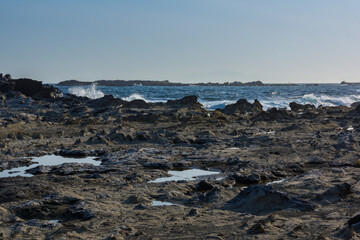 三浦半島、磯の波しぶき。