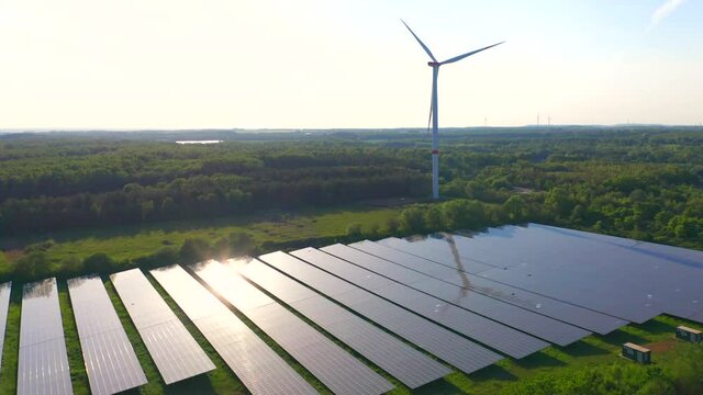 Photovoltaik-Freifl&auml;chenanlage mit Windrad Aerial