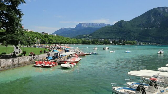  Amarrage de bateaux de loisirs au bord du lac d'Annecy.