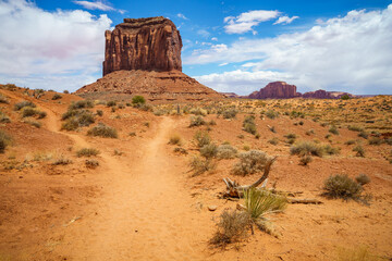 hiking the wildcat trail in the monument valley, usa
