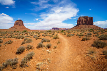 hiking the wildcat trail in the monument valley, usa