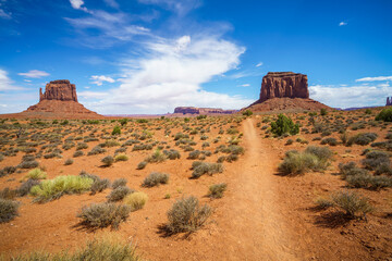 hiking the wildcat trail in the monument valley, usa