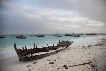 Fototapeta premium old vintage boats on the beach in zanzibar
