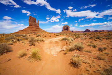hiking the wildcat trail in the monument valley, usa