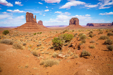 hiking the wildcat trail in the monument valley, usa