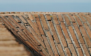 Antica muratura con solidi mattoni rossi. 
