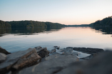 Detail von Steinen an einer Talsperre