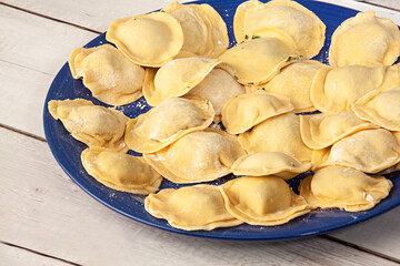 Raviolis con pasta fresca.