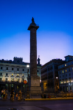 Silhouette of Trajan's triumphal column, Nightlife between ruins