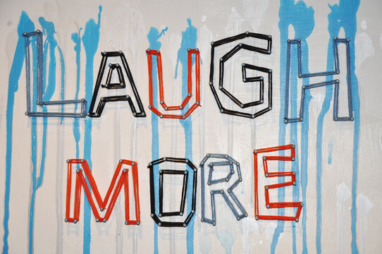 Laugh more, lach mehr, ein gebasteltes Bild mit Spruch der zum Lachen animiert.