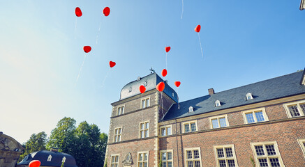Schloss mit Herzballons auf einer Hochzeit