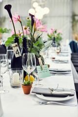 Gedeckter Tisch mit Ananass Deko